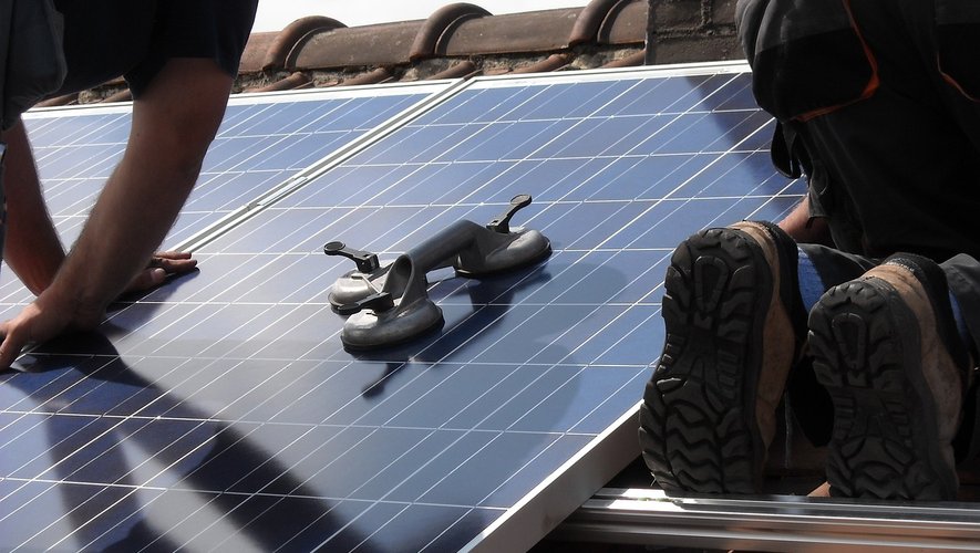 découvrez les aides financières et subventions disponibles pour l'installation de panneaux photovoltaïques en france. optimisez votre transition énergétique tout en réduisant vos coûts grâce à des dispositifs d'accompagnement adaptés.