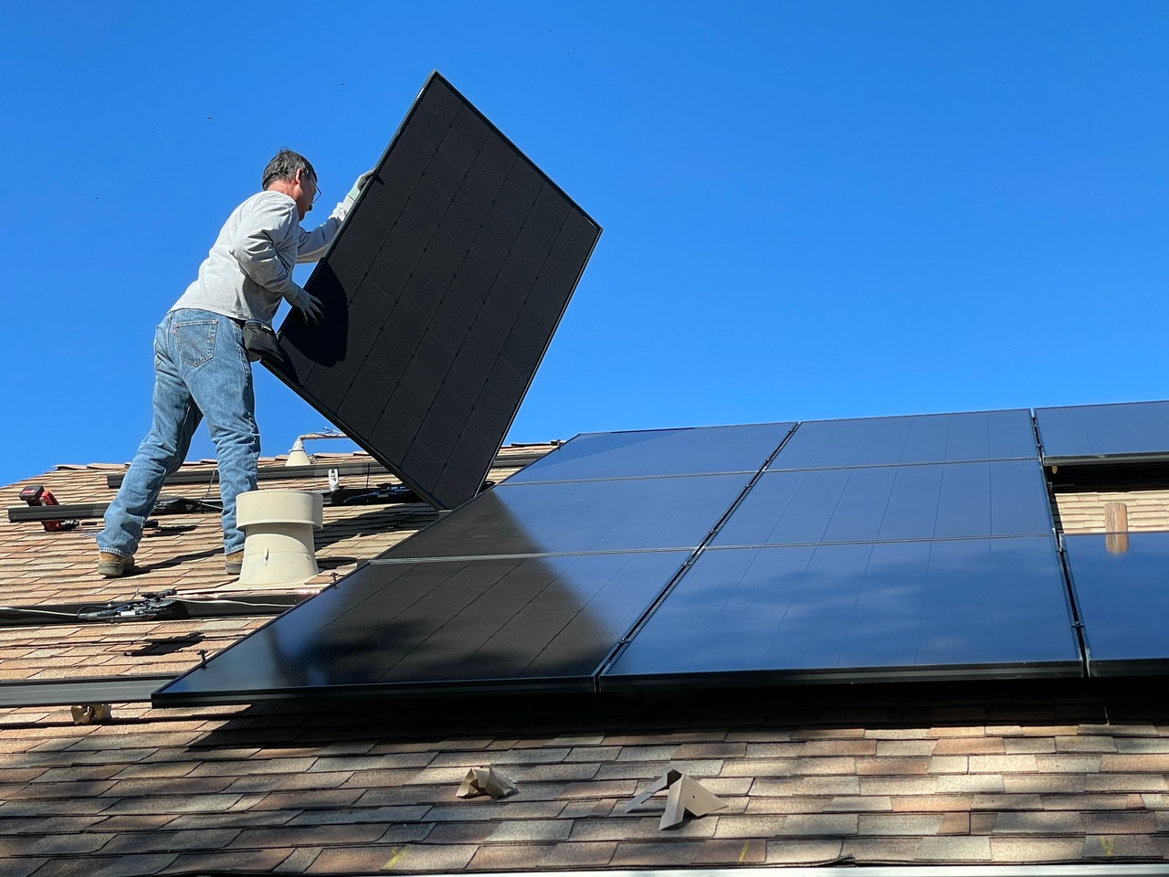 découvrez les nombreux avantages des panneaux photovoltaïques, de l'économie d'énergie à la réduction de l'empreinte carbone, en passant par les incitations financières et la valorisation de votre bien immobilier. transformez votre consommation d'électricité grâce à cette technologie durable et performante.