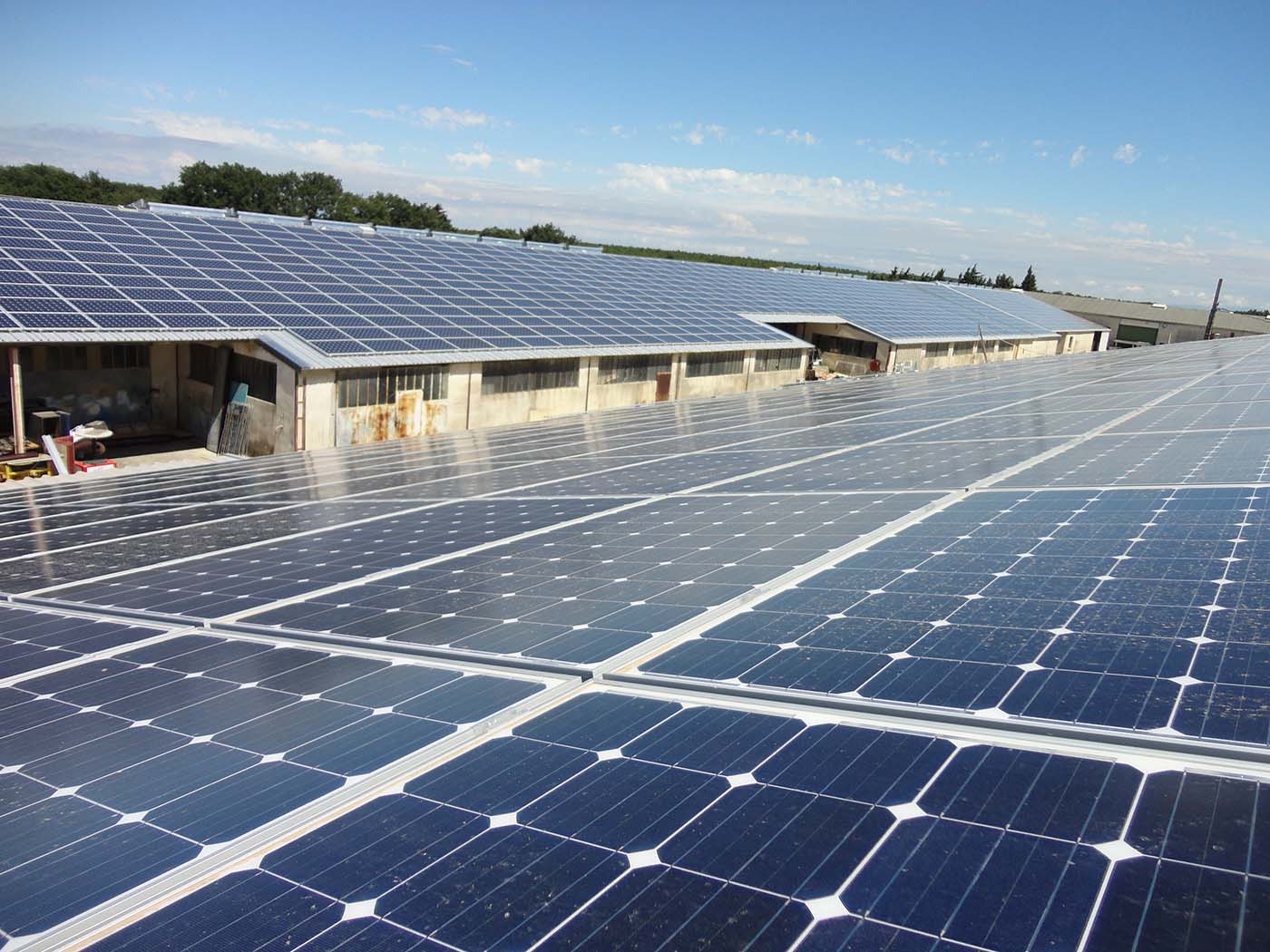 découvrez le bail commercial photovoltaïque, une solution innovante pour intégrer des panneaux solaires dans vos locaux. maximisez l'utilisation de votre espace tout en bénéficiant de revenus supplémentaires et en contribuant à la transition énergétique. informez-vous sur les avantages, les conditions et les démarches pour mettre en place ce type de contrat avantageux.