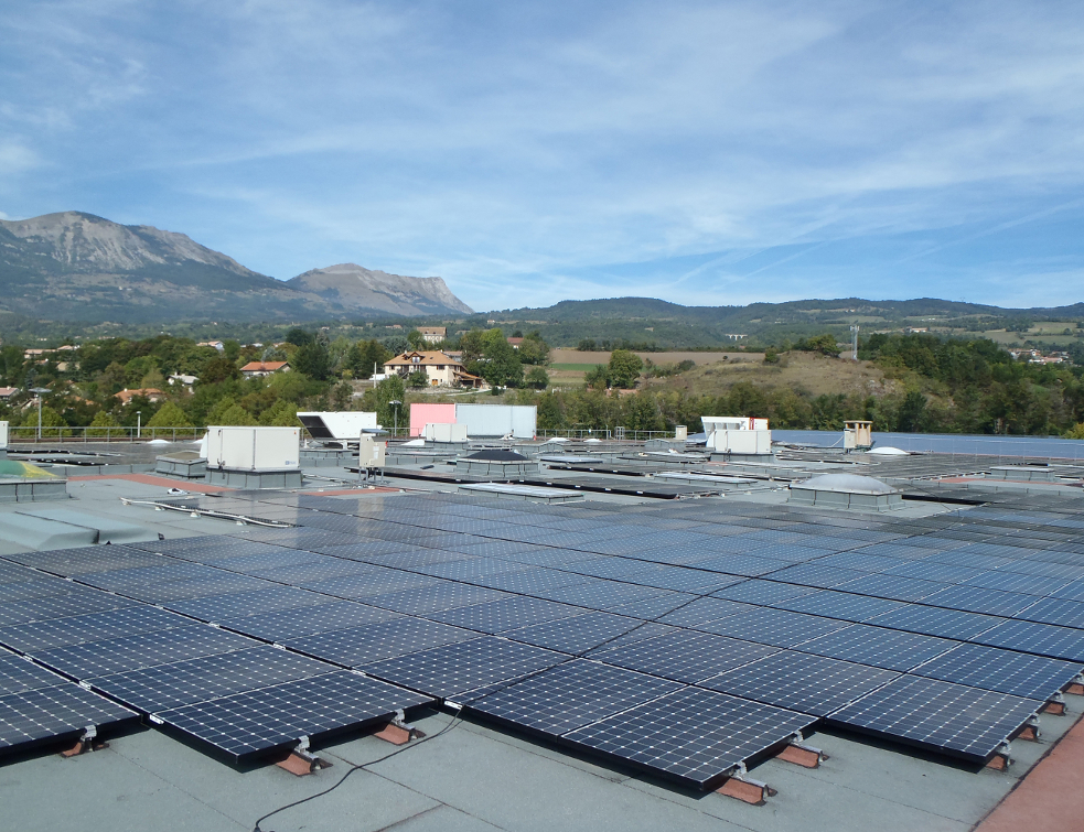 découvrez comment une charpente adaptée peut optimiser l'installation de panneaux photovoltaïques, alliant efficacité énergétique et durabilité. informez-vous sur les meilleures pratiques pour garantir une intégration harmonieuse et sécurisée de vos systèmes photovoltaïques dans la construction.