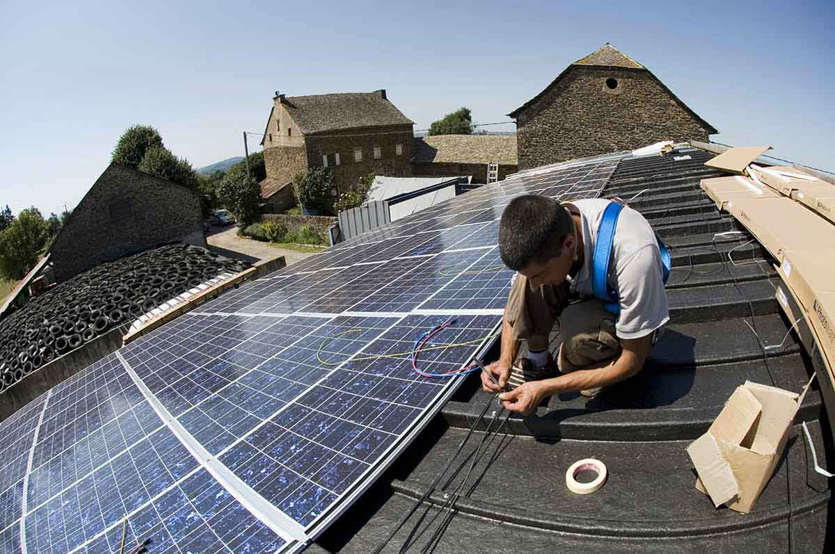 découvrez comment choisir le meilleur fournisseur de panneaux photovoltaïques pour optimiser votre investissement énergétique. comparez les offres, garantissez la qualité des équipements et bénéficiez d'un service après-vente de confiance pour une installation solaire réussie.