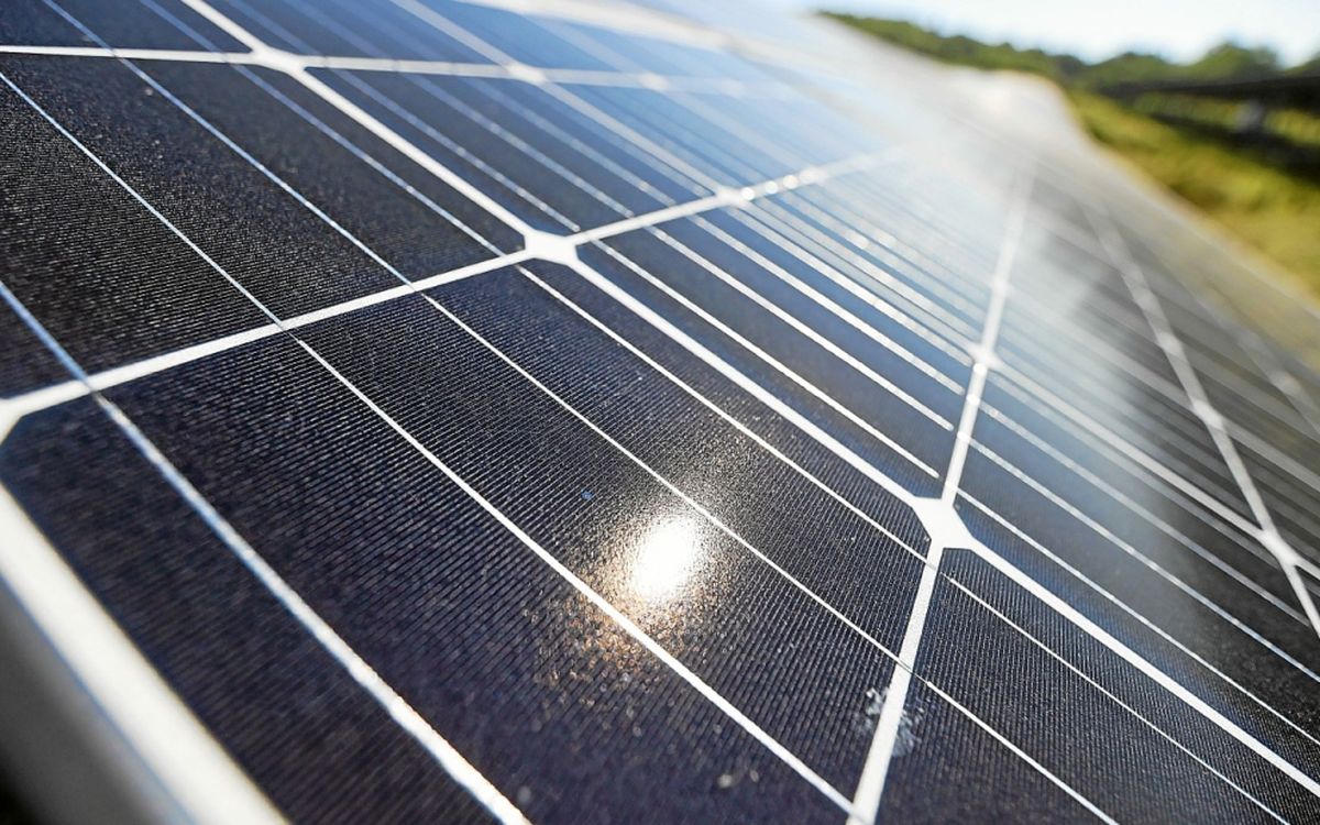 découvrez les enjeux de la concurrence dans le secteur des panneaux photovoltaïques. analyse des acteurs clés, des innovations technologiques et des stratégies de marché pour comprendre comment cette concurrence influence les prix et l'adoption des énergies renouvelables.