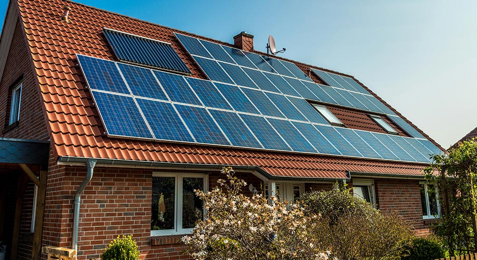 découvrez tout ce qu'il faut savoir sur le coût des panneaux photovoltaïques : prix d'achat, aides disponibles, rentabilité et retour sur investissement pour vous aider à prendre une décision éclairée sur votre transition énergétique.