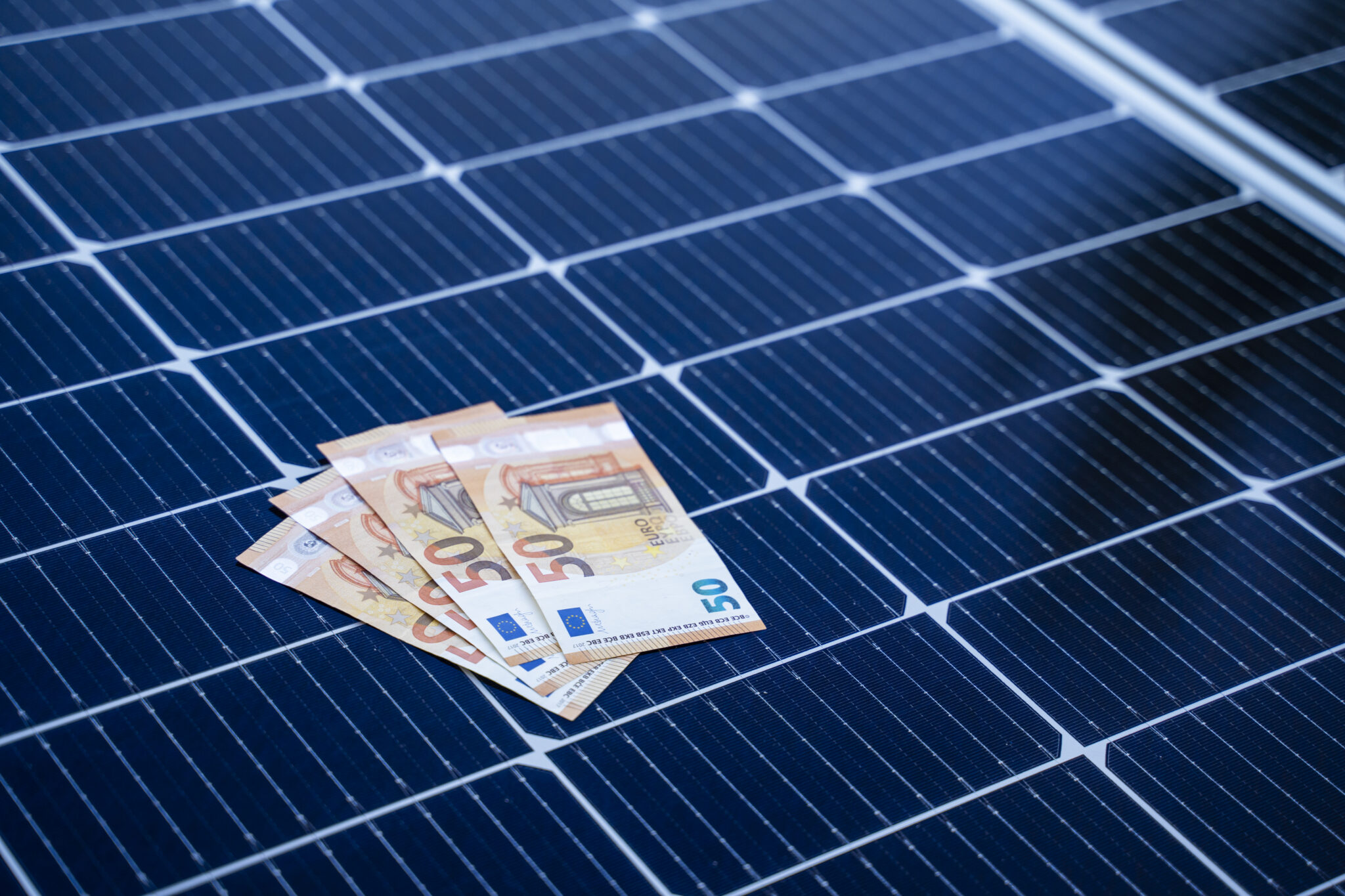 découvrez tout ce qu'il faut savoir sur le coût des panneaux photovoltaïques : prix d'achat, installation, aide financière et retour sur investissement. optez pour une énergie verte et réduisez vos factures d'électricité !
