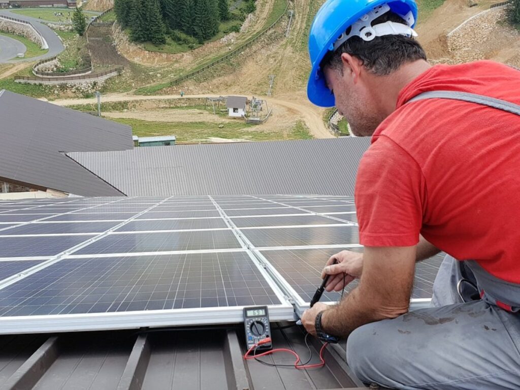 profitez de notre service de dépannage photovoltaïque pour garantir le bon fonctionnement de vos installations solaires. nos experts sont à votre disposition pour résoudre rapidement tous vos problèmes liés à l'énergie solaire, afin d'optimiser la performance de votre système et de maximiser vos économies d'énergie.
