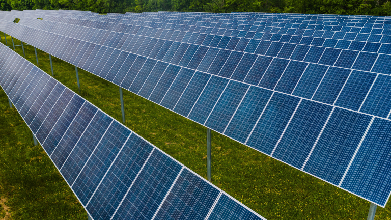 découvrez la durée de vie des panneaux photovoltaïques et comprenez comment leur longévité impacte votre investissement dans l'énergie solaire. informez-vous sur les facteurs influençant leur performance et apprenez à maximiser leur utilisation.