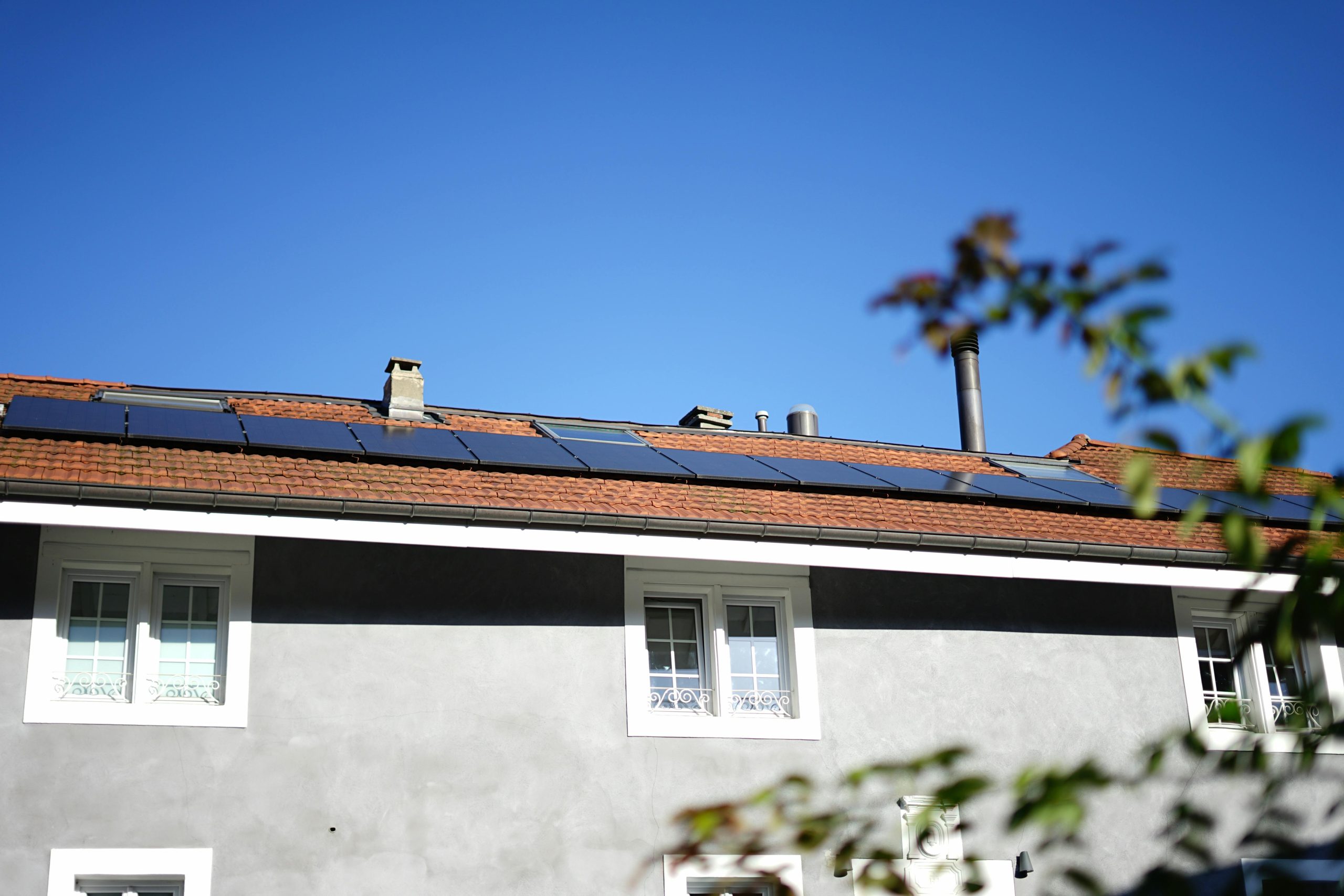 découvrez comment les panneaux solaires peuvent réaliser des économies considérables sur vos factures d'énergie. profitez des avantages écologiques et financiers d'une installation solaire durable.