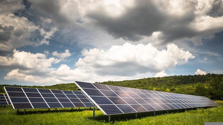 découvrez comment l'énergie solaire durable transforme notre avenir énergétique. explorez les avantages écologiques, économiques et techniques de cette source d'énergie renouvelable qui contribue à un monde plus vert.
