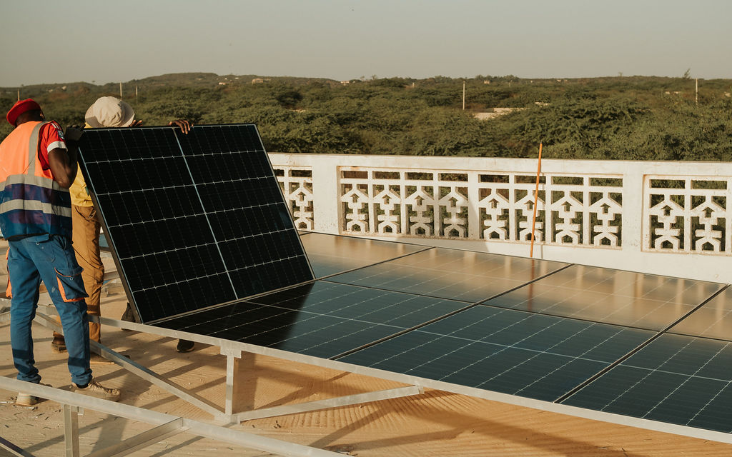 découvrez les enjeux légaux liés à l'installation de panneaux photovoltaïques en france. informez-vous sur la réglementation, les normes à respecter et les implications juridiques pour maximiser votre projet d'énergie solaire.