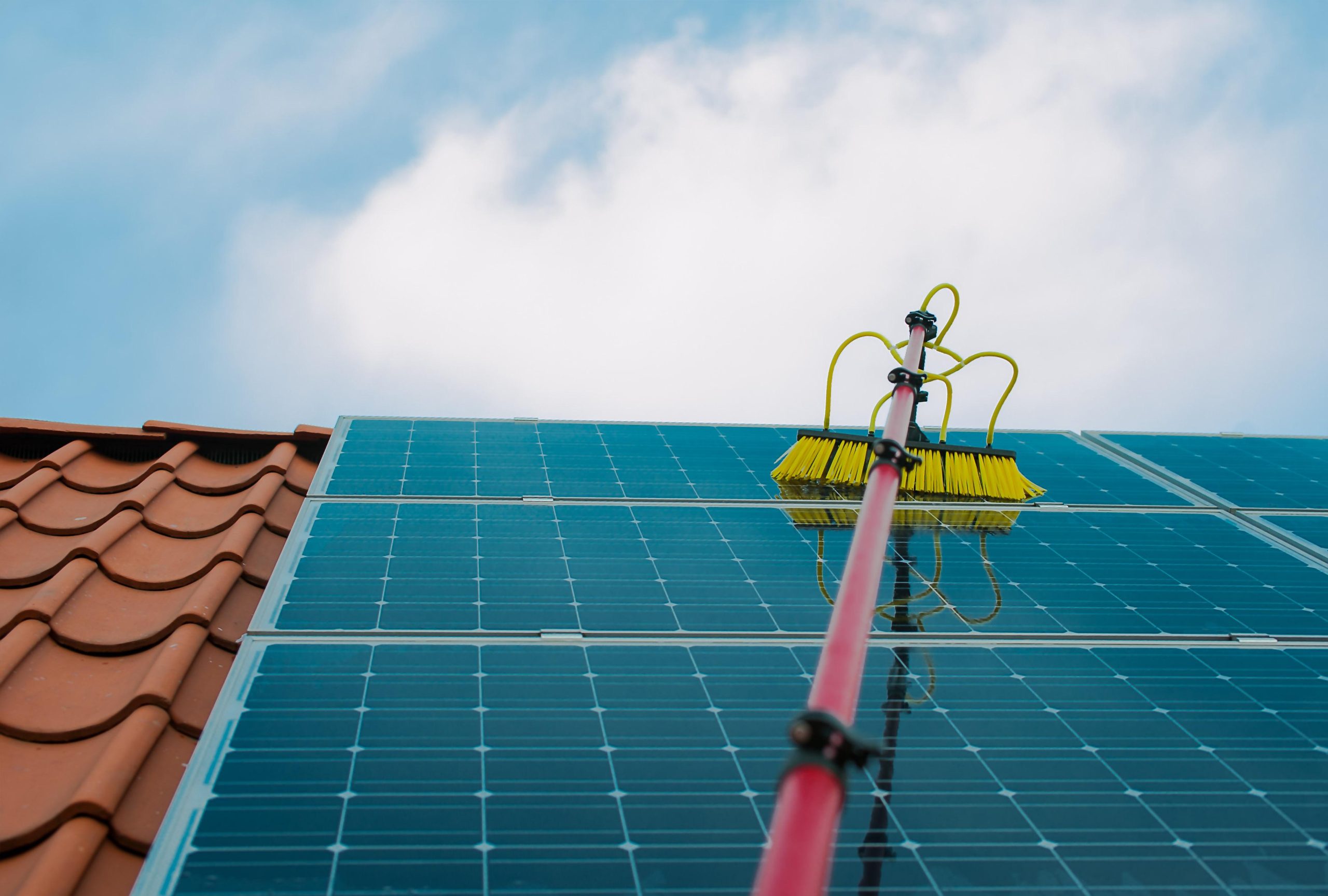 découvrez l'importance de l'entretien des panneaux photovoltaïques pour optimiser leur performance et prolonger leur durée de vie. nos conseils et astuces pour un nettoyage efficace et régulier afin de maximiser votre production d'énergie renouvelable.
