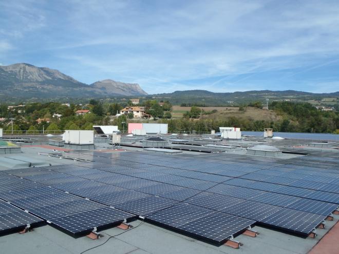 découvrez nos solutions d'étanchéité pour panneaux photovoltaïques, garantissant une protection optimale contre les intempéries et prolongeant la durée de vie de vos installations solaires.