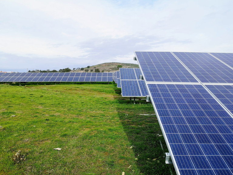 découvrez le fonctionnement des panneaux photovoltaïques et leurs nombreux avantages. apprenez comment cette technologie permet de produire de l'électricité à partir de l'énergie solaire, réduisant ainsi vos factures d'énergie et participant à la protection de l'environnement.