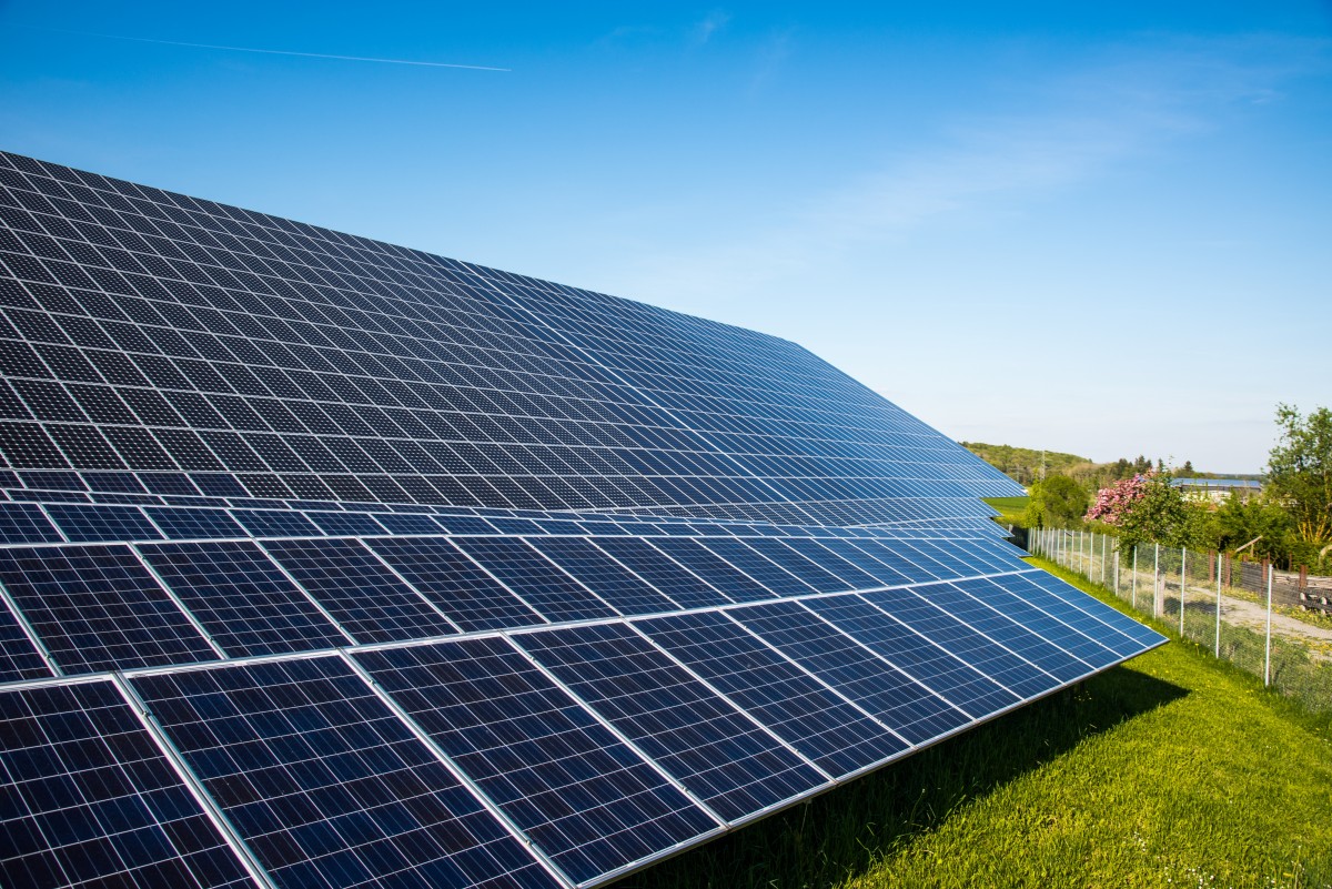 découvrez comment fonctionnent les panneaux photovoltaïques et explorez leurs nombreux avantages, notamment la réduction des coûts d'énergie, l'impact positif sur l'environnement et la valorisation de votre propriété. optez pour une énergie renouvelable et durable grâce à notre guide complet.