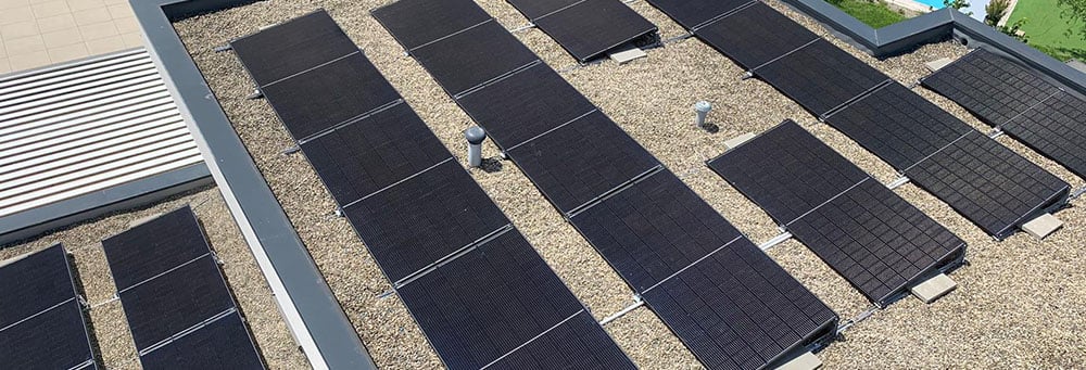 découvrez le fonctionnement des panneaux photovoltaïques et leurs nombreux avantages pour la production d'énergie durable. apprenez comment ils convertissent la lumière du soleil en électricité et contribuent à réduire votre facture énergétique tout en préservant l'environnement.