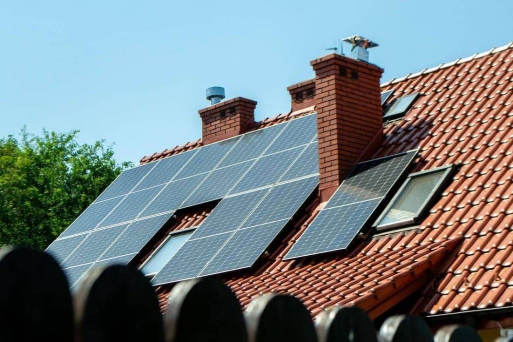 découvrez le fonctionnement des panneaux solaires et leur efficacité dans la production d'énergie renouvelable. apprenez comment ces systèmes convertissent la lumière du soleil en électricité, réduisant ainsi vos factures d'énergie et votre empreinte carbone. explorez les avantages et les performances de cette technologie verte.
