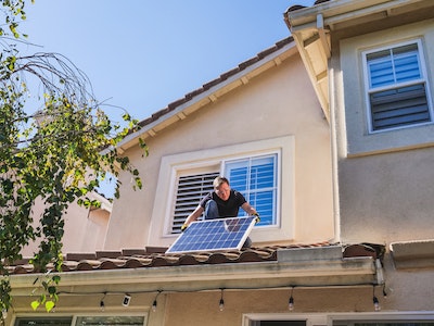 découvrez tout ce que vous devez savoir sur la garantie des panneaux photovoltaïques : durée, couverture, conditions et avantages. assurez-vous de protéger votre investissement solaire et maximiser votre production d'énergie.