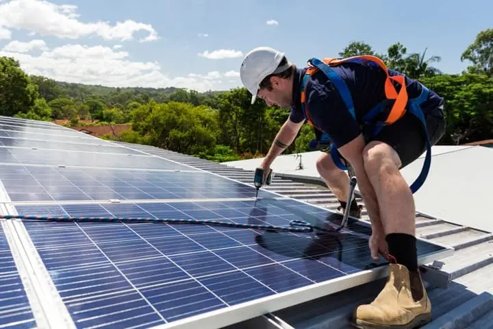 découvrez notre guide complet pour l'installation de panneaux photovoltaïques. apprenez étape par étape comment optimiser votre énergie solaire, choisir le bon matériel et bénéficier des aides financières disponibles. transformez votre maison en source d'énergie renouvelable et faites des économies sur votre facture d'électricité.