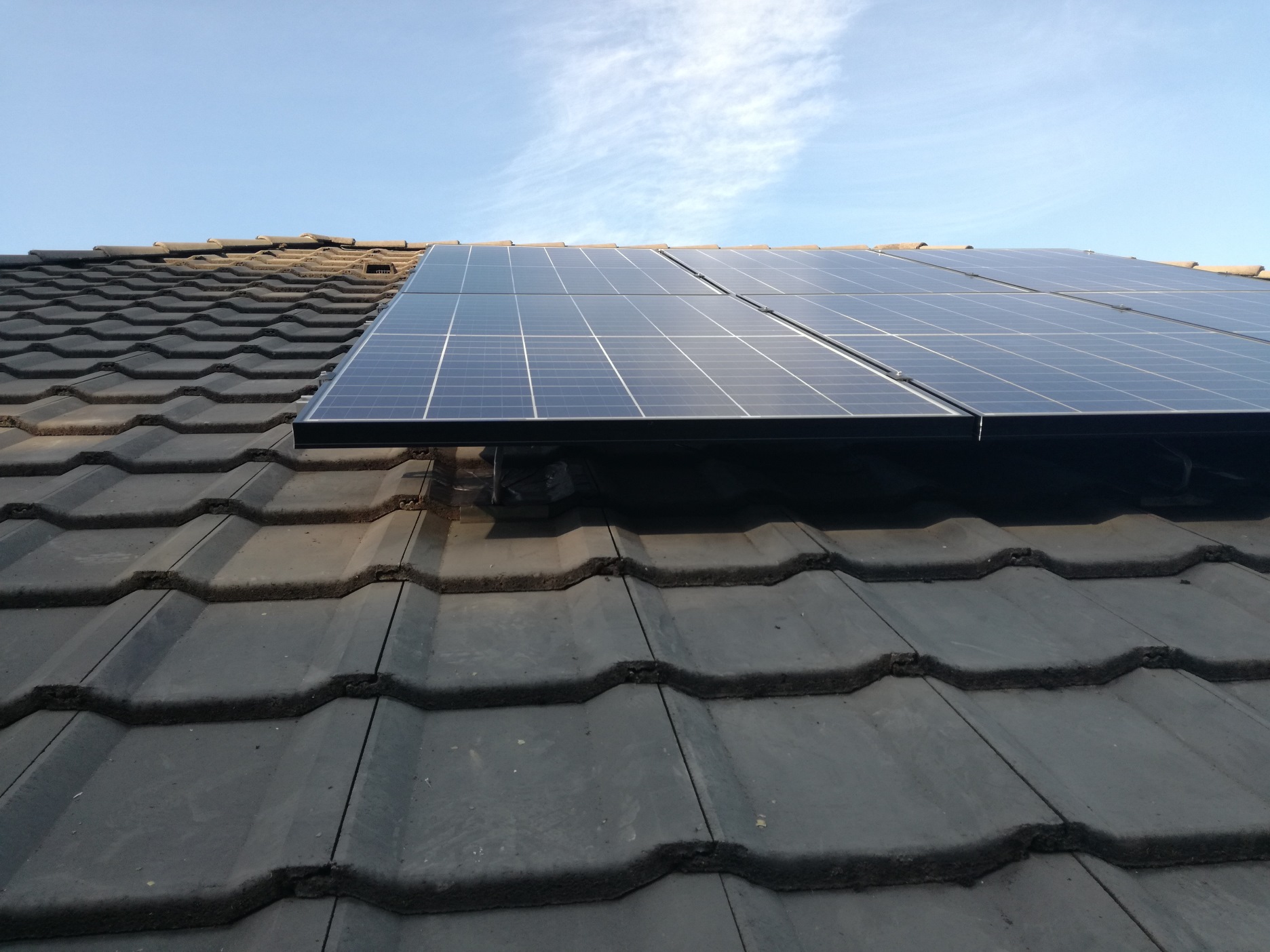 découvrez notre guide complet sur l'intégration des systèmes photovoltaïques, où nous expliquons les étapes essentielles, les enjeux techniques et réglementaires, ainsi que des conseils pratiques pour optimiser l'installation de panneaux solaires.
