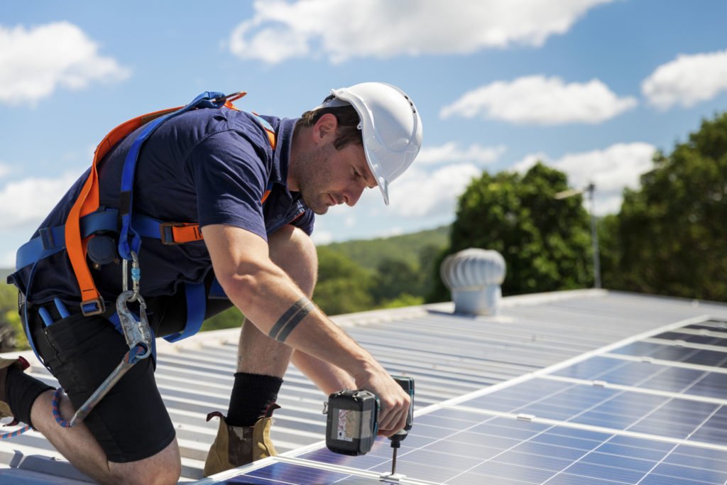 découvrez notre guide complet sur les panneaux photovoltaïques : fonctionnement, avantages, installation et aides financières pour optimiser votre consommation d'énergie et réduire votre empreinte carbone.