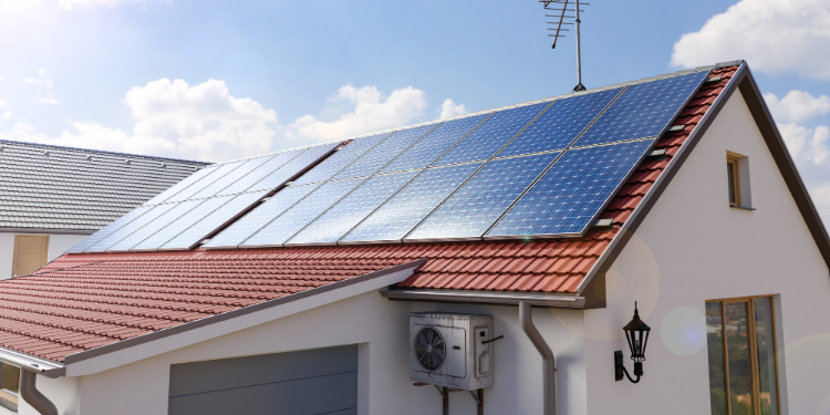 découvrez notre guide complet sur les panneaux photovoltaïques : des conseils pratiques pour choisir, installer et entretenir votre système solaire, tout en maximisant votre production d'énergie et en réduisant vos factures d'électricité.