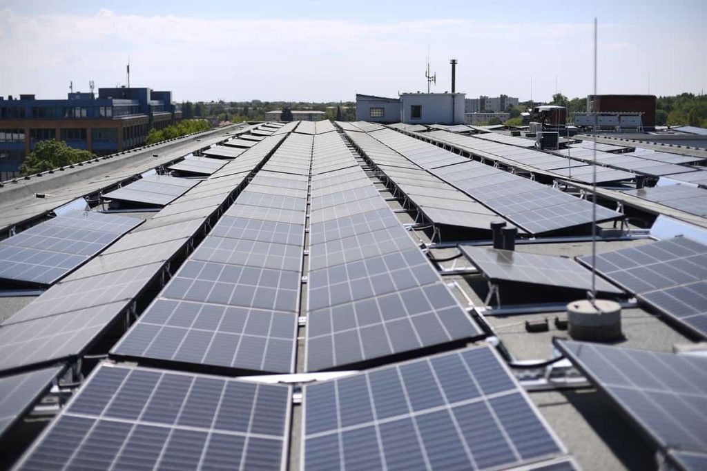 découvrez comment les panneaux photovoltaïques peuvent réduire votre facture d'impôts grâce à des aides fiscales et des crédits d'impôt. informez-vous sur les avantages financiers de l'énergie solaire et le processus d'installation sur votre propriété.