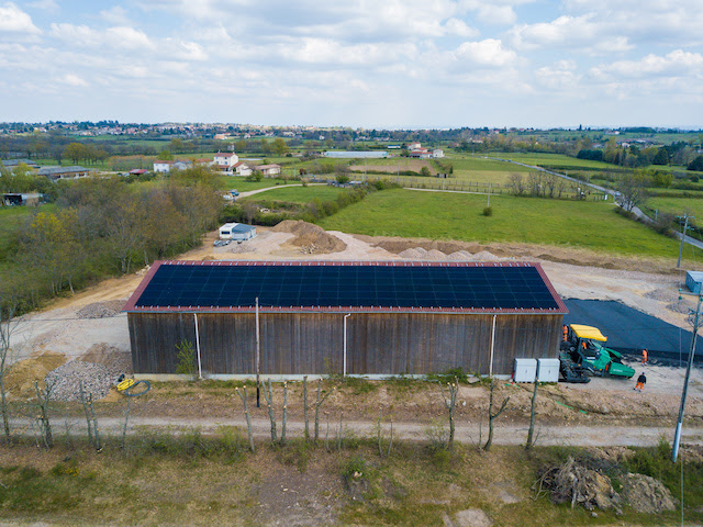 découvrez tout ce qu'il faut savoir sur les impôts liés aux installations photovoltaïques. informez-vous sur les avantages fiscaux, les crédits d'impôt et les aides disponibles pour optimiser votre investissement dans l'énergie solaire.