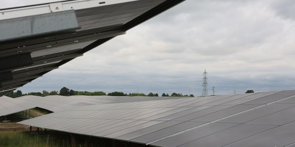 découvrez les risques d'incendie liés aux panneaux photovoltaïques et les mesures de sécurité à adopter pour protéger votre installation solaire. protégez votre investissement et garantissez la sécurité de votre domicile grâce à nos conseils d'experts.