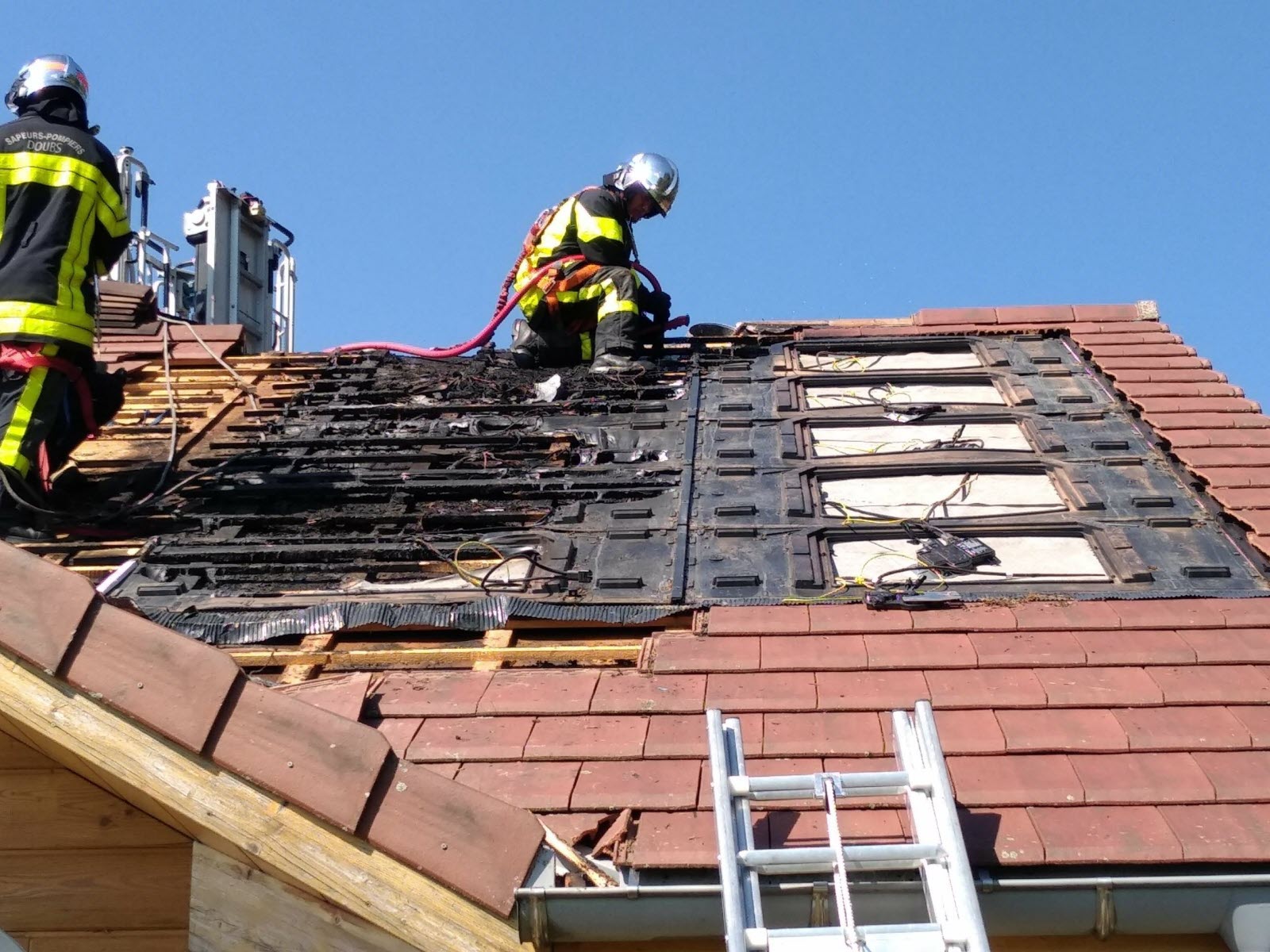 découvrez les risques d'incendie liés aux panneaux photovoltaïques et comment les prévenir. informez-vous sur les normes de sécurité, les meilleures pratiques d'installation et les mesures à prendre en cas d'incident pour protéger votre investissement et assurer la sécurité de votre habitat.