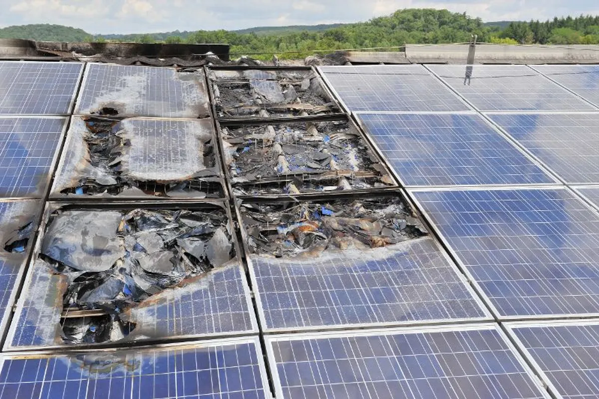 découvrez les risques d'incendie liés aux panneaux photovoltaïques et comment les prévenir. informez-vous sur les meilleures pratiques pour assurer la sécurité de votre installation solaire et maximiser ses performances.