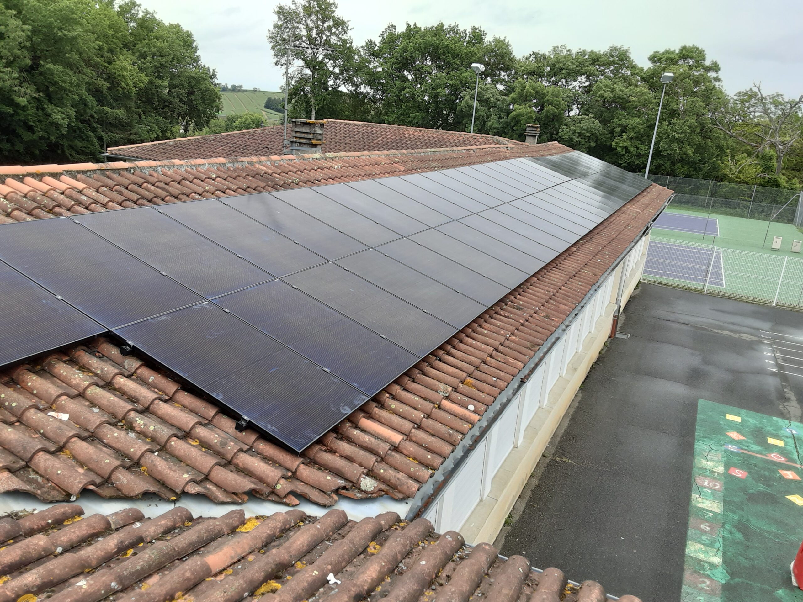 découvrez nos services d'installation de panneaux photovoltaïques en haute-garonne. profitez d'une énergie renouvelable, réduisez vos factures d'électricité et contribuez à la protection de l'environnement grâce à nos solutions adaptées à vos besoins.