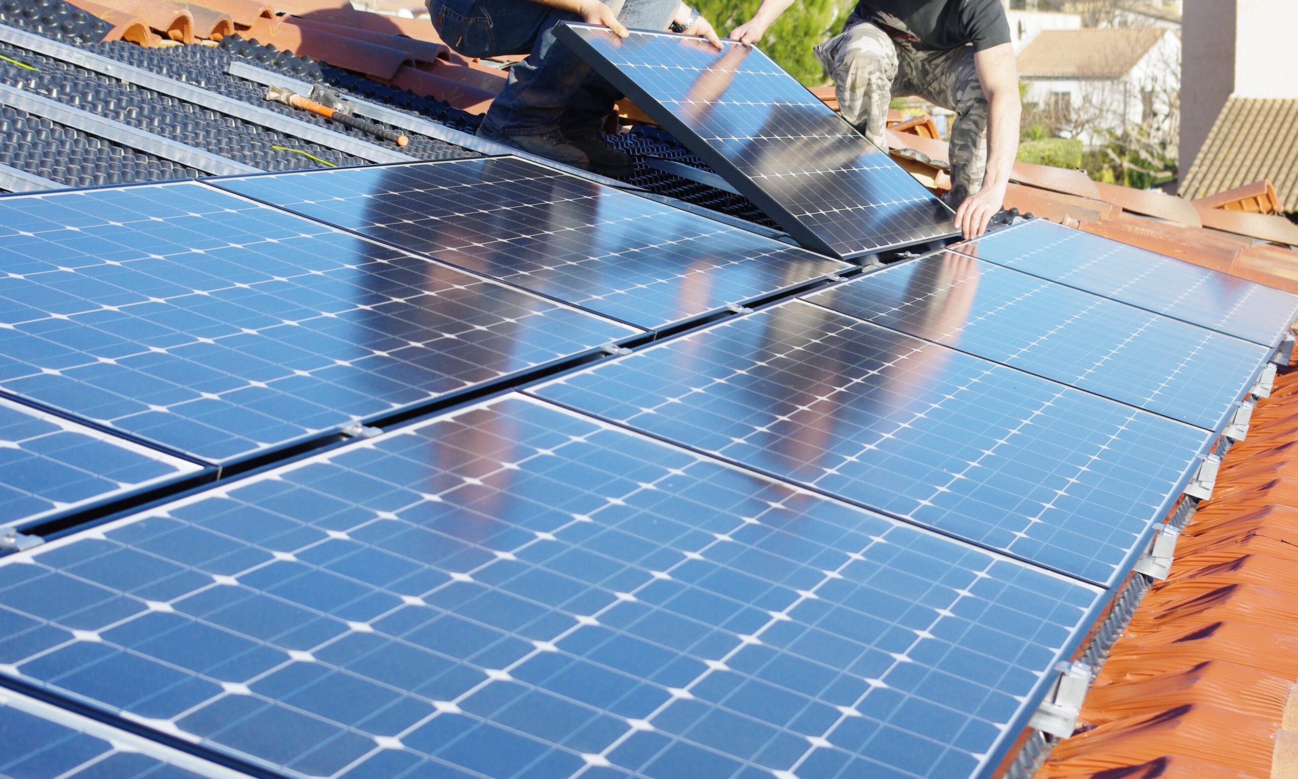 découvrez notre guide complet sur les litiges photovoltaïques, incluant les causes fréquentes, les droits des consommateurs, et les solutions pour résoudre vos problèmes liés à l'énergie solaire.