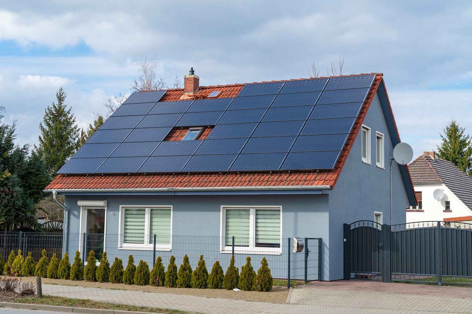 découvrez notre maison écolo équipée de panneaux photovoltaïques, alliant confort moderne et respect de l'environnement. profitez d'une habitation écoresponsable qui réduit votre empreinte carbone tout en générant votre propre énergie renouvelable.