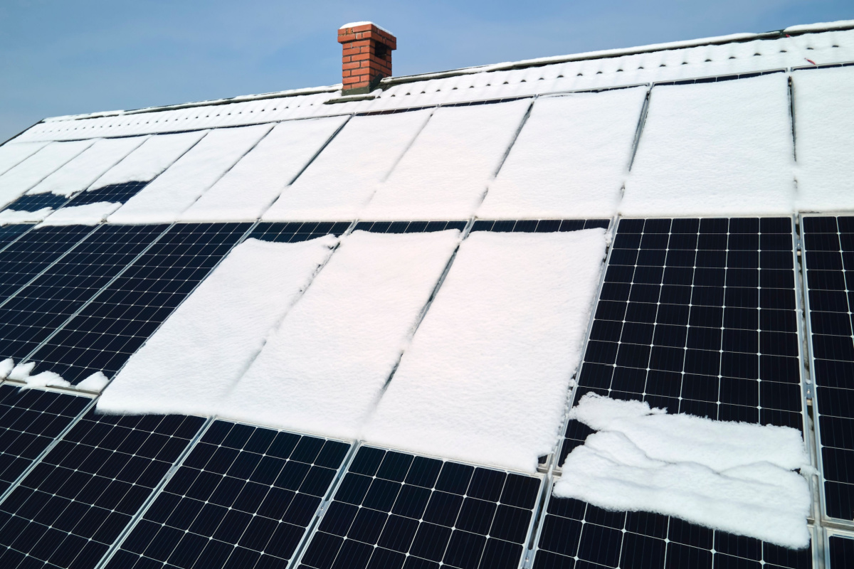 découvrez comment la neige impacte l'efficacité des panneaux photovoltaïques et les solutions pour optimiser leur performance en hiver.