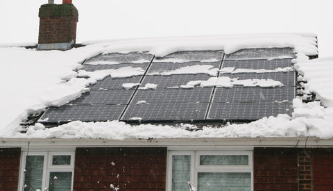 découvrez comment la neige peut affecter le rendement de vos panneaux photovoltaïques. apprenez des astuces pour optimiser leur performance durant l'hiver et maximiser votre production d'énergie même pendant les mois les plus enneigés.
