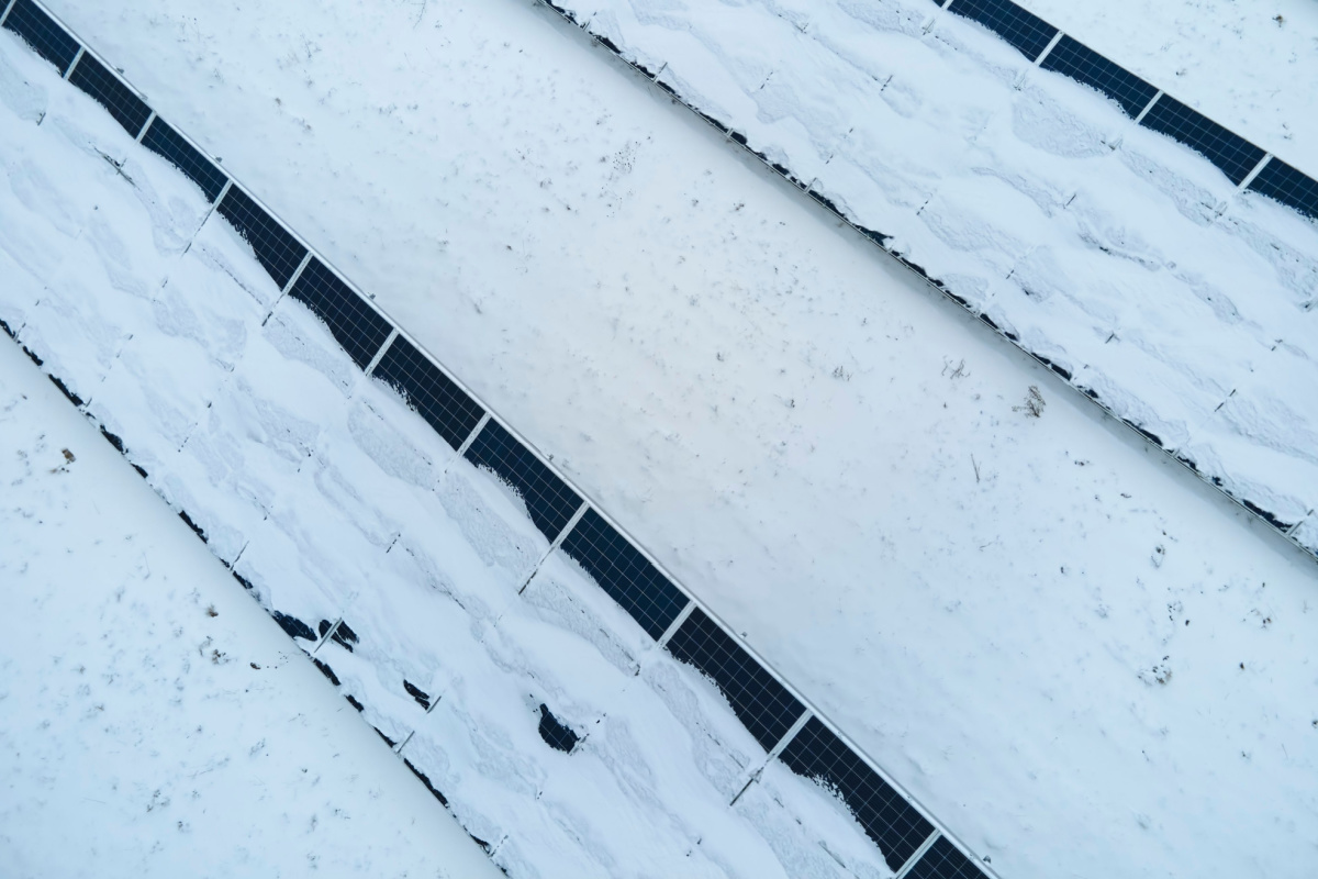 découvrez comment la neige peut affecter l'efficacité de vos panneaux photovoltaïques et les meilleures pratiques pour optimiser leur performance durant l'hiver.