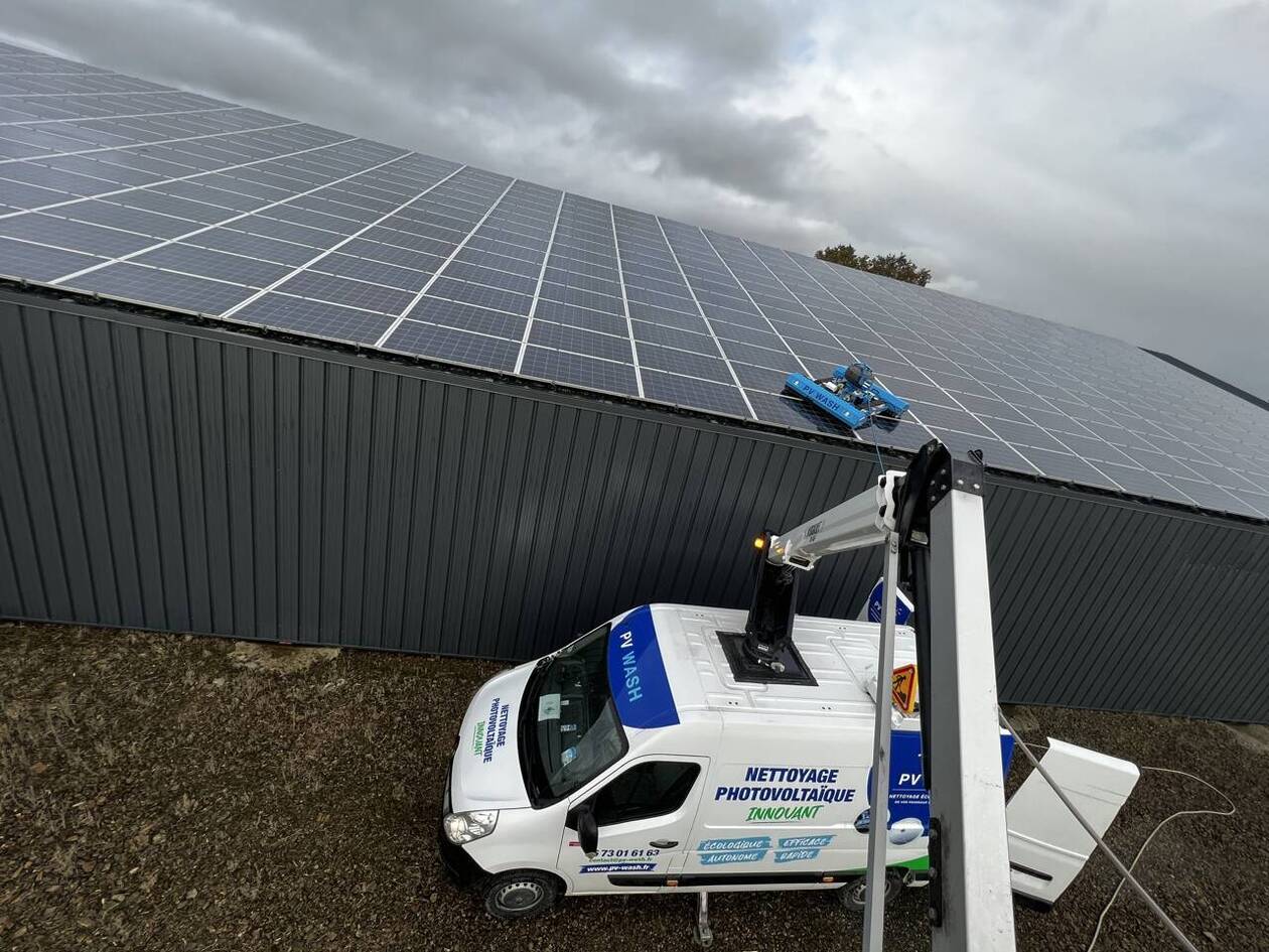 découvrez nos services de nettoyage professionnels pour panneaux photovoltaïques. optimisez la production d'énergie de vos installations solaires grâce à un entretien régulier et spécialisé. prolongez la durée de vie de vos panneaux et améliorez leur efficacité avec notre expertise.