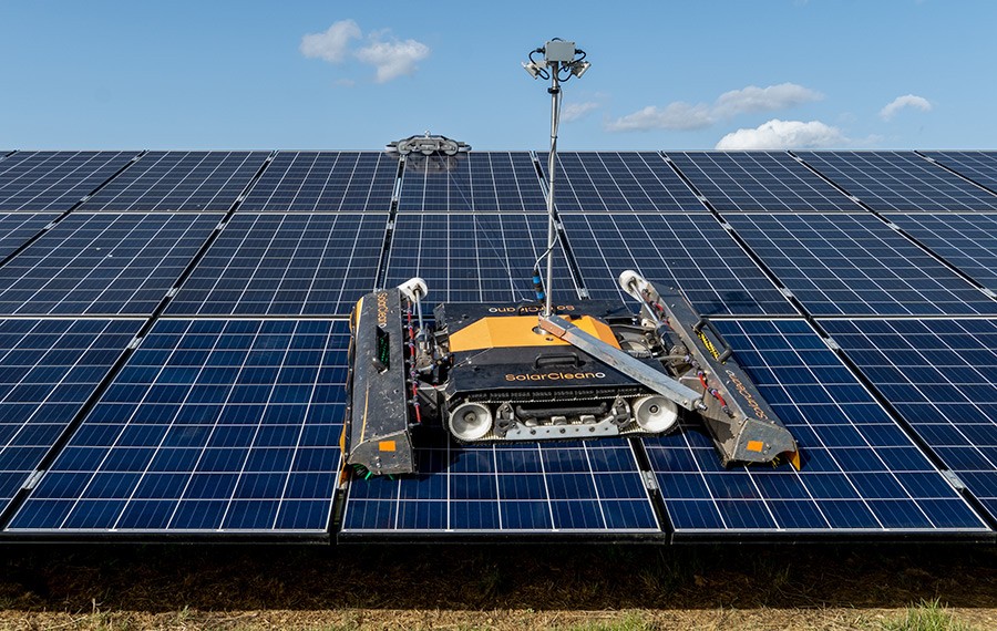 assurez l'efficacité de vos panneaux photovoltaïques grâce à un nettoyage professionnel. prolongez leur durée de vie et maximisez votre production d'énergie solaire avec nos services spécialisés.