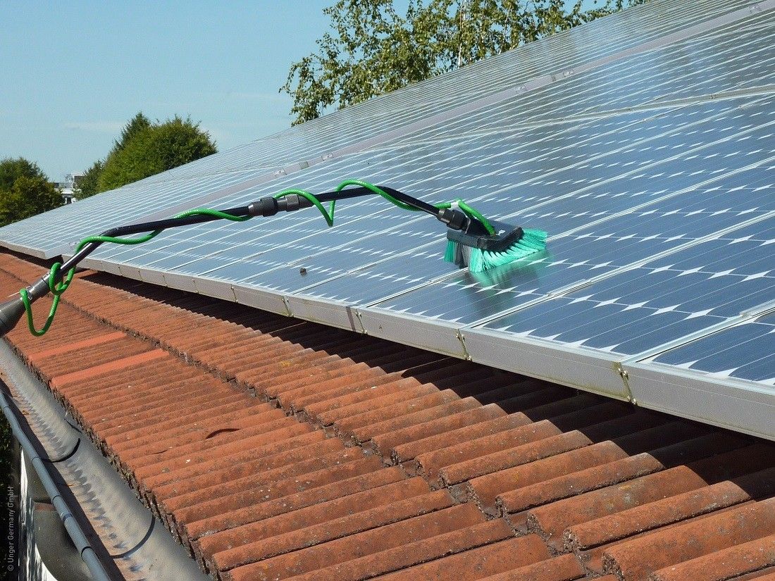 découvrez l'importance du nettoyage des panneaux photovoltaïques pour optimiser leur performance et prolonger leur durée de vie. apprenez les meilleures pratiques et conseils pour un entretien efficace et durable.