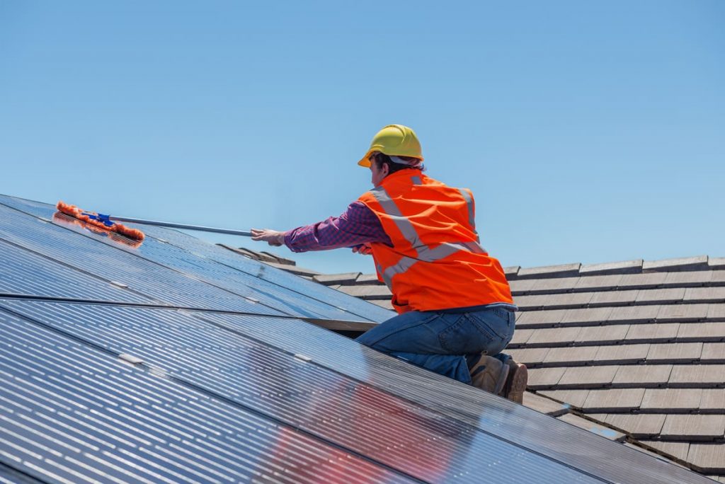 optimisez la performance de vos panneaux photovoltaïques grâce à un nettoyage professionnel. découvrez l'importance de l'entretien régulier pour maximiser l'efficacité énergétique et prolonger la durée de vie de votre installation solaire.