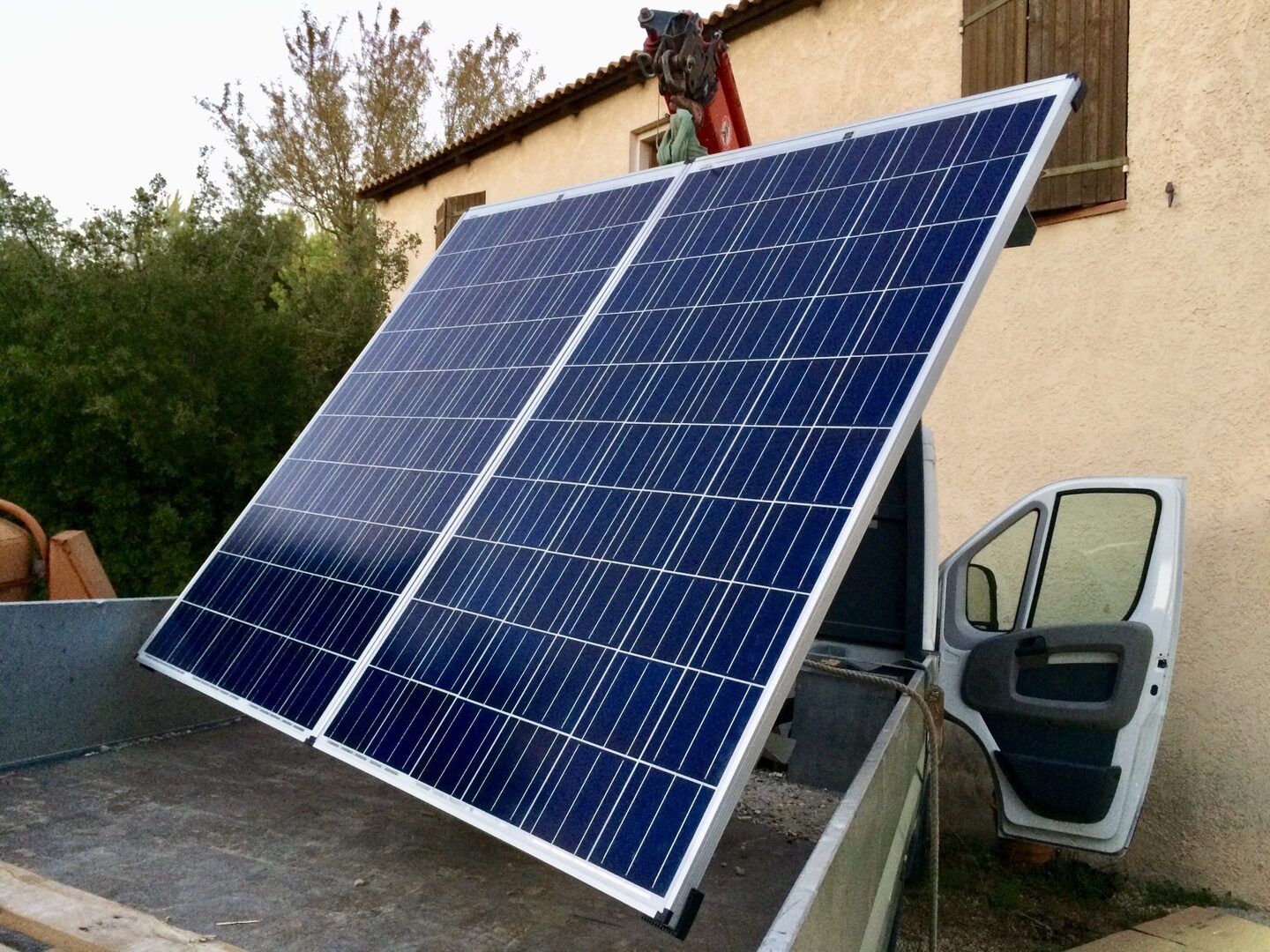 découvrez tout ce qu'il faut savoir sur le nombre de panneaux photovoltaïques nécessaires pour optimiser la production d'énergie solaire. apprenez à adapter votre installation en fonction de vos besoins énergétiques et des spécificités de votre toiture.
