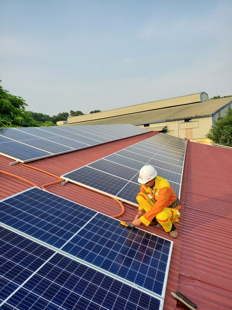 découvrez les onduleurs essentiels pour vos panneaux photovoltaïques. optimisez la production d'énergie de votre installation solaire avec des solutions performantes et fiables, adaptées à vos besoins énergétiques. profitez d'une durabilité et d'une efficacité maximales pour une transition énergétique réussie.