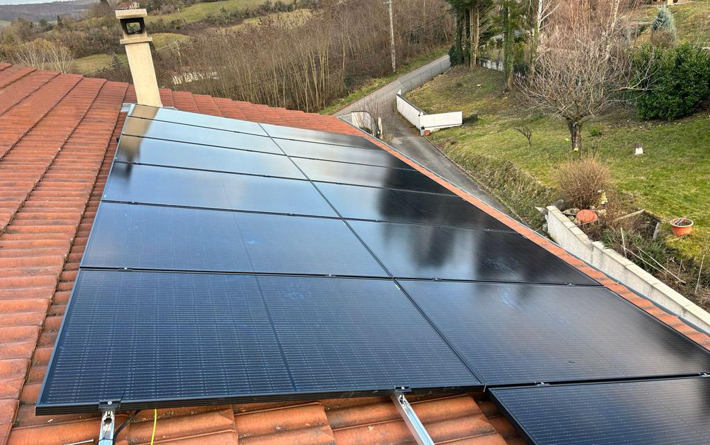 découvrez les avantages des panneaux photovoltaïques pour produire de l'énergie renouvelable à domicile. optez pour une solution écologique et économique qui réduit votre facture d'électricité tout en préservant l'environnement.