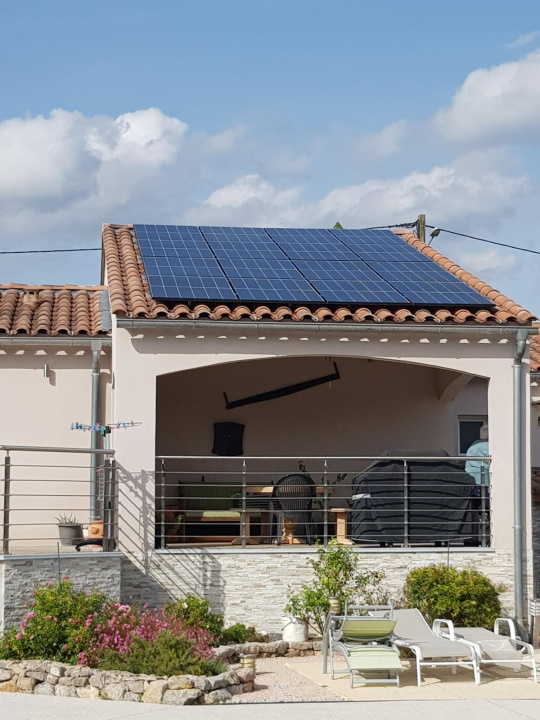 découvrez les panneaux photovoltaïques, une solution écologique et économique pour produire votre propre électricité. optimisez votre consommation d'énergie tout en réduisant votre empreinte carbone. informez-vous sur les avantages, les installations et les aides financières disponibles.