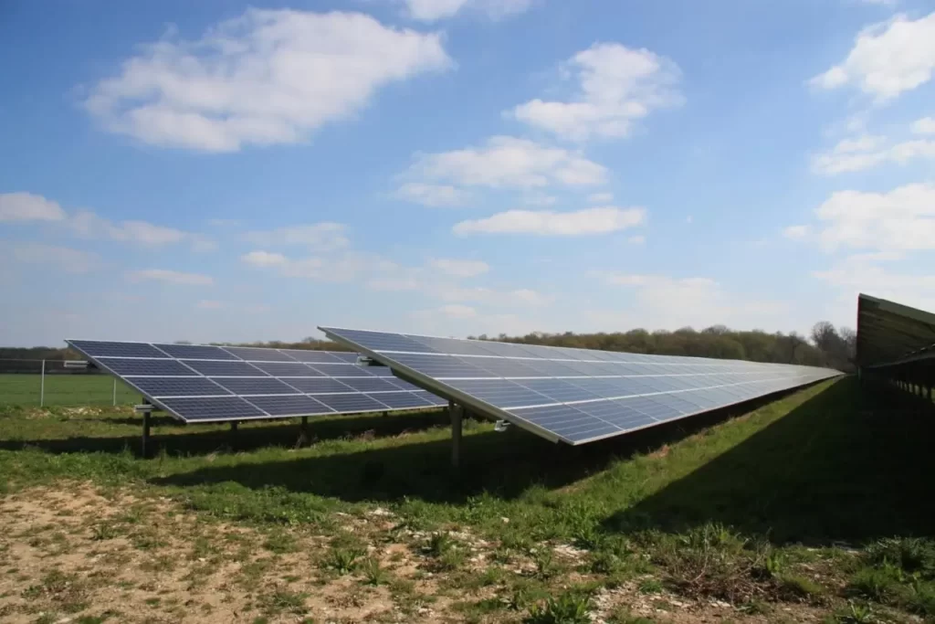 découvrez comment les panneaux photovoltaïques agricoles permettent d'optimiser la production d'énergie sur les exploitations agricoles tout en contribuant à une agriculture durable. profitez des bénéfices économiques et environnementaux de cette technologie innovante.