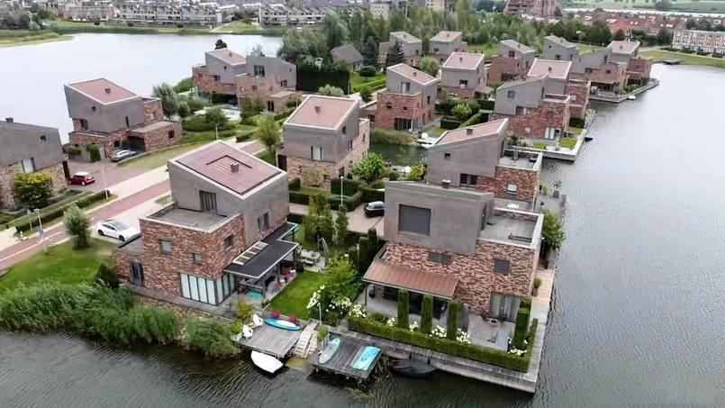 découvrez l'esthétique moderne des panneaux photovoltaïques colorés, qui allient performances écologiques et design contemporain pour embellir vos espaces tout en produisant de l'énergie verte.