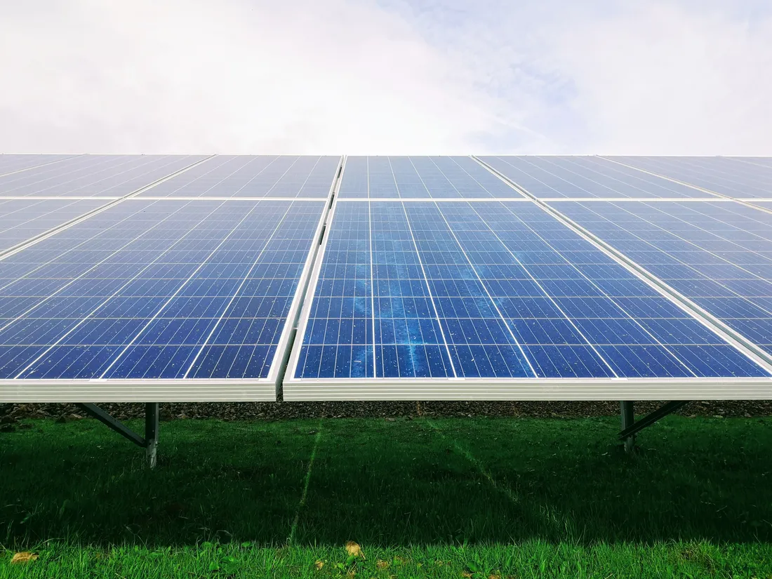 découvrez comment les panneaux photovoltaïques peuvent réduire vos factures d'électricité et contribuer à des économies durables. informez-vous sur les avantages financiers et environnementaux de l'énergie solaire.