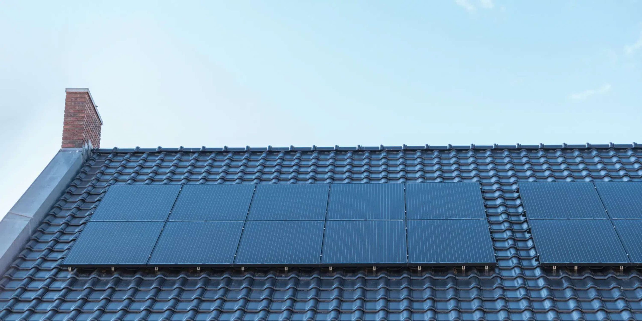 découvrez les avantages et inconvénients des panneaux photovoltaïques full black, une option esthétique et efficace pour produire de l'énergie solaire. informez-vous sur leur performance, leur intégration visuelle et leur coût pour faire un choix éclairé.