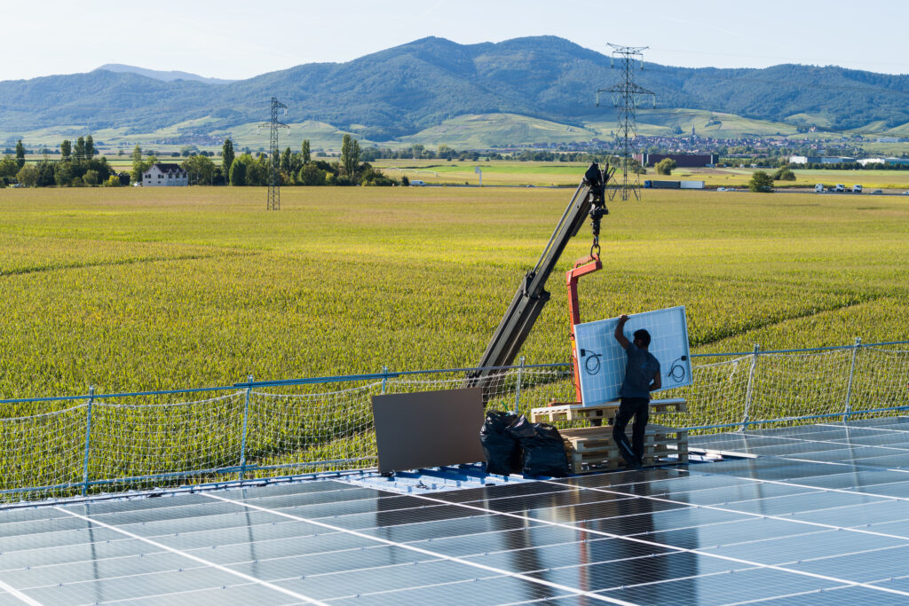 découvrez notre guide complet pour optimiser l'installation de vos panneaux photovoltaïques. maximisez votre production d'énergie solaire tout en minimisant vos coûts et en choisissant les meilleures pratiques pour une efficacité durable.