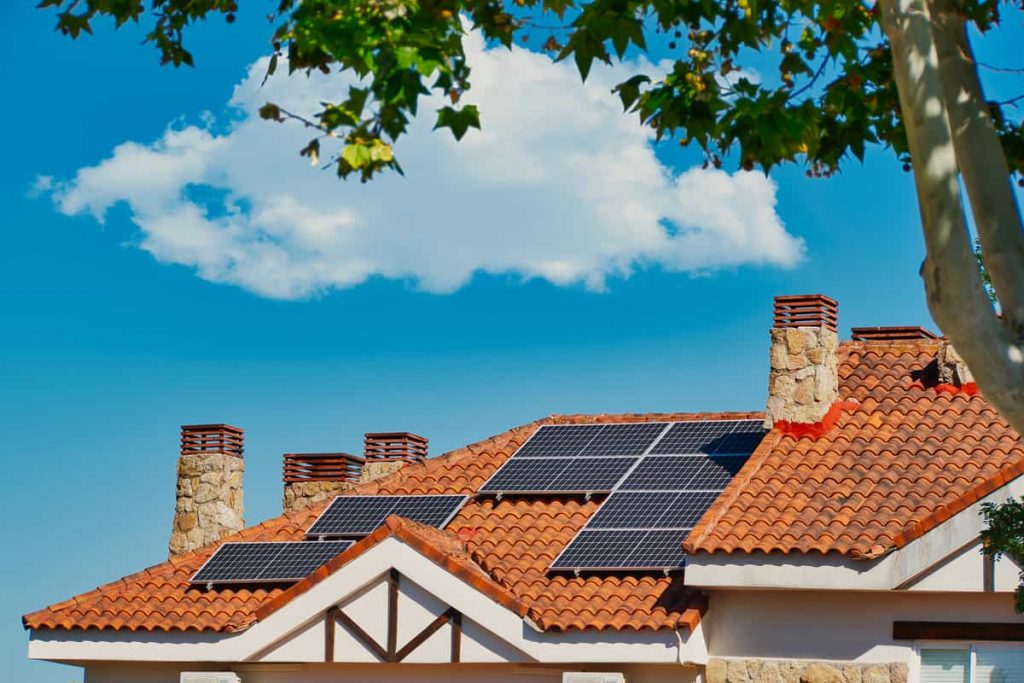 découvrez comment les panneaux photovoltaïques peuvent réduire vos impôts grâce aux aides fiscales et aux crédits d'impôt. informez-vous sur les avantages financiers de l'énergie solaire.