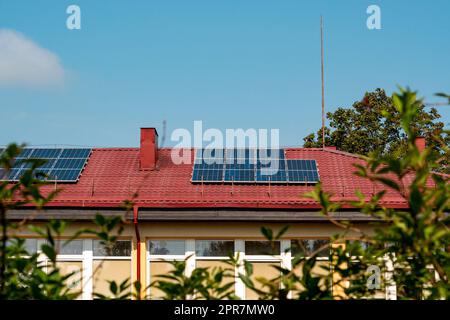 découvrez les panneaux photovoltaïques rouges, une solution innovante et esthétique pour valoriser votre toiture tout en produisant de l'énergie solaire. alliez performance et design avec ces panneaux colorés qui s'intègrent parfaitement à votre environnement.